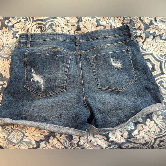 Distressed Jean shorts - Picture 2 of 2